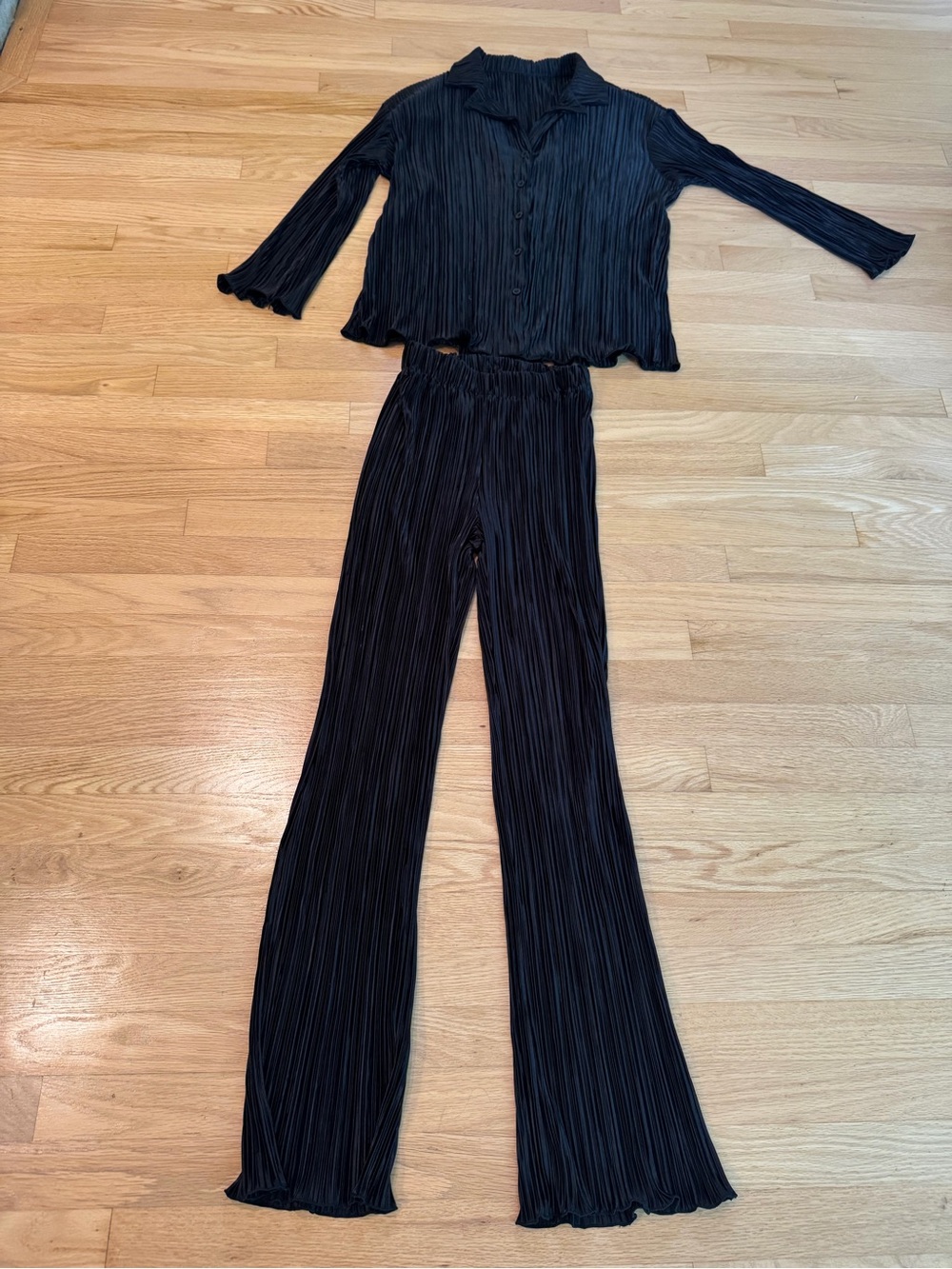 Women’s Black Pleated Wide-Leg Pants